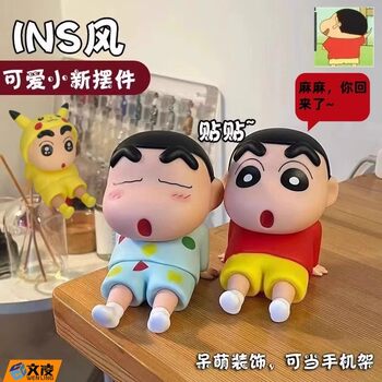 Cute Japanese Anime Crayon Shin-Chan Figure in a Nightgown, Shin-Chan Nohara Shinnosuke Model, Desktop Decoration, Creative Ornament, Phone Stand