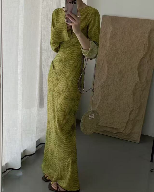 04232-Long Dress with Bias-Cut Bell Sleeves Yy