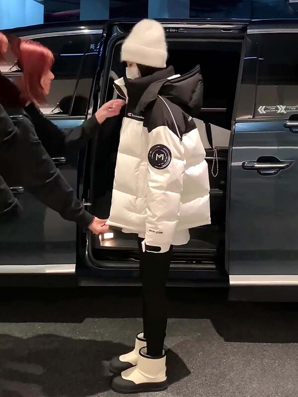 Trendy Brand Cute Champion 2023 Winter Black and White Patchwork Thickened down Jacket for Women, Fashionable Loose Warm Puffer Jacket for Men