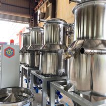 The manufacturer supplies plastic vacuum powder feeding machine and PVC powder fully automatic vacuum suction machine in stock.