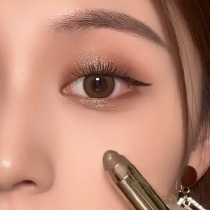 Novice lazy eye shadow stick pearlescent earth color milk tea brown eye shadow pen highlight brightening lying silkworm pen waterproof and non-smudge