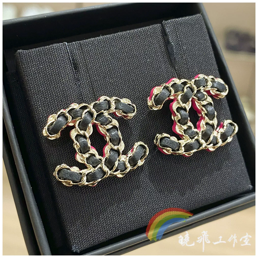 Подлинные серьги CHANEL Channel 23b новые черные порошковые стежки кожаные носимые эмаль двойная буква C серьги