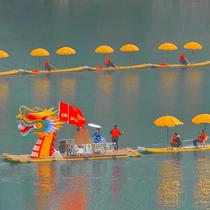 Bamboo raft dragon boat the same bamboo raft as Yangshuo Dragon Parade the length can be customized water show scenic spot sightseeing