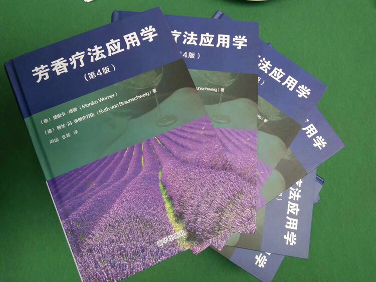 Spot Aromatherapy Applied Science (4-е издание) Упрощенное издание на китайском языке 18 Monica Xinhua Press От морфологии растений до состава эфирных масел, от эффективности эфирных масел до лечения различных заболеваний Вес нетто 1,06 кг