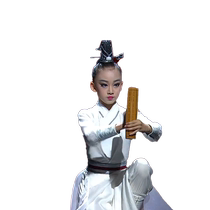 The Zhuang childrens juvenile guillology China says the teenagers ink and ink recite the performance to serve the classical dance costumes