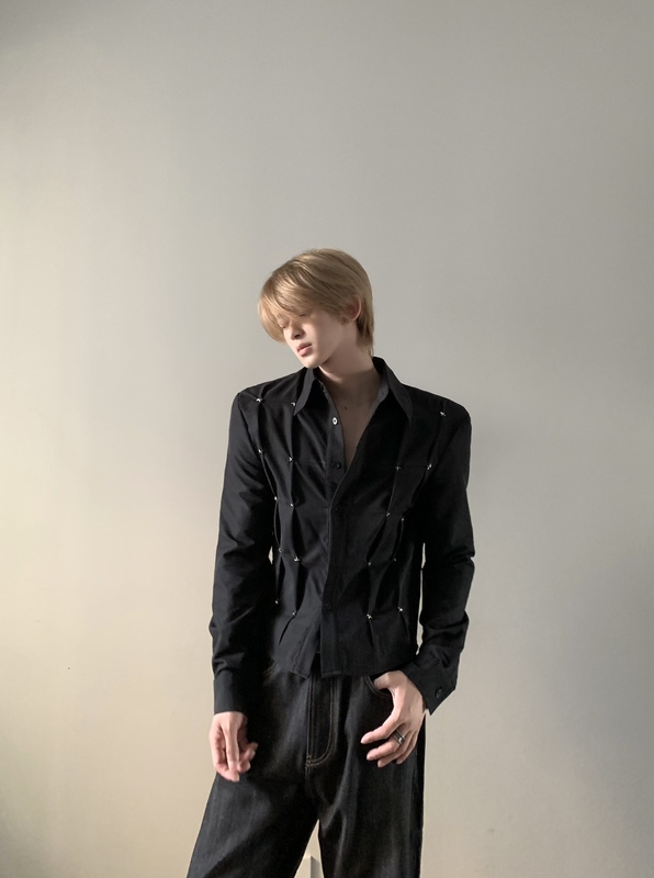 Jichuan/High-End Black Niche Design Metal Rivet Deconstructed Pleated Shirt with Shoulder Pads for Men and Women Jichuan/High-End Black Niche Design Metal Rivet Deconstructed Pleated Shirt with Shoulder Pads for Men and Women