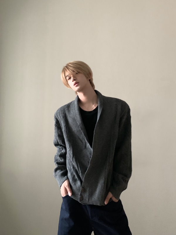 Jichuan/Autumn and Winter Niche Style Deep V-Neck Design Retro Lazy Knit Cardigan Sweater for Men and Women