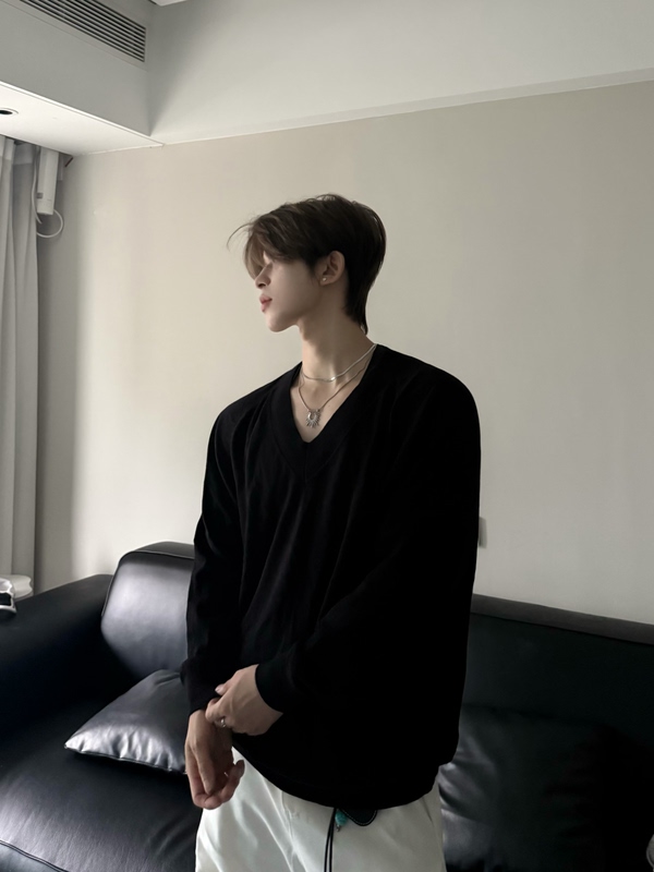 Jichuan Niche Design V-Neck Sweater for Men, Autumn and Winter Japanese Style Knitwear, High-End Feel, Unisex