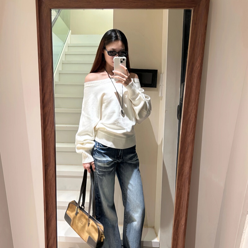 Design-Focused, Unique White Off-Shoulder Sweater for Women, New Spring Style, Petite, Loose-Fitting, Long-Sleeved, Open-Shoulder Knit Top Design-Focused, Unique White Off-Shoulder Sweater for Women, New Spring Style, Petite, Loose-Fitting, Long-Sleeved, Open-Shoulder Knit Top