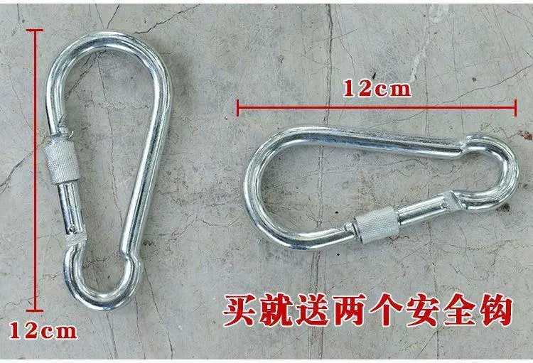 Dưới gầm giường, thang ký túc xá được trải lên xuống bằng dây thừng dùng cho thang nhà, thang dây leo núi được sử dụng rộng rãi làm phương tiện cứu hộ học sinh. dây thoát hiểm nhà cao tầng