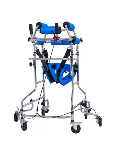 Пожилые люди ходят на вспомогательную станцию.