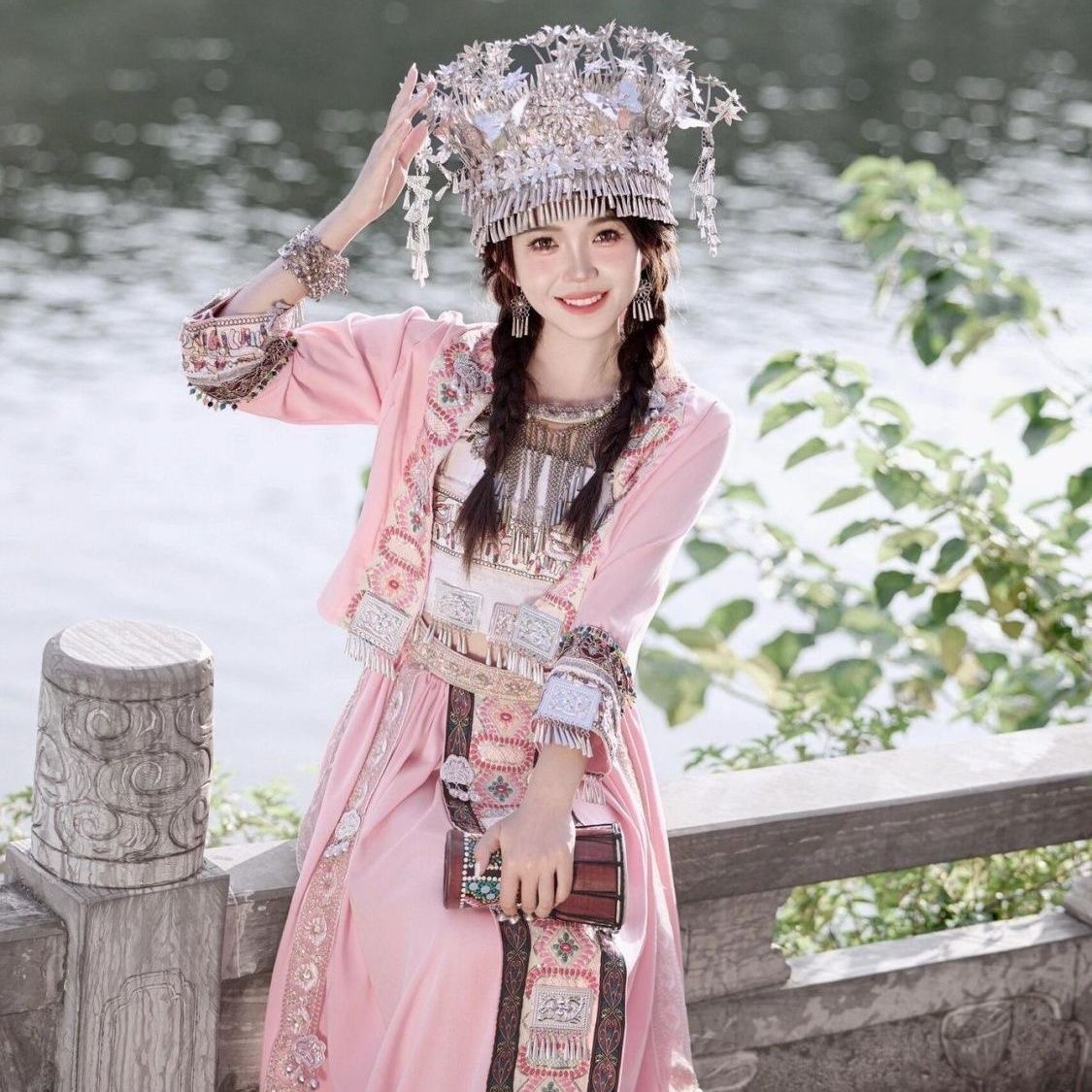 ピンクの民族衣装、少数民族ミャオ族の少女の服、ミャオ族の舞台衣装、公演衣装、新しい旅行写真撮影スーツ