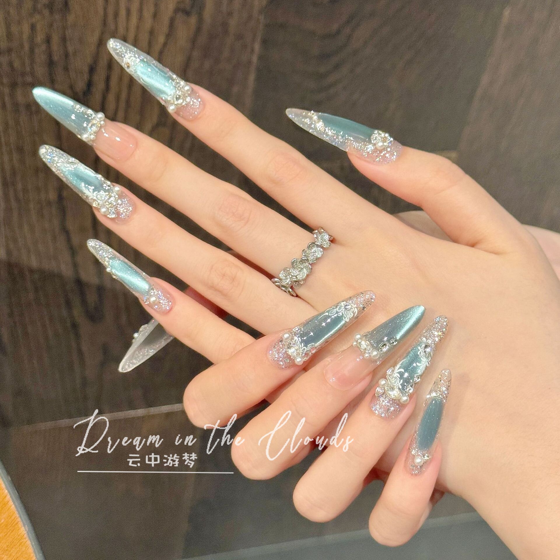 【赛里木湖】纯手工穿戴甲高级感显瘦显白宫廷风千金猫眼爆闪蓝色