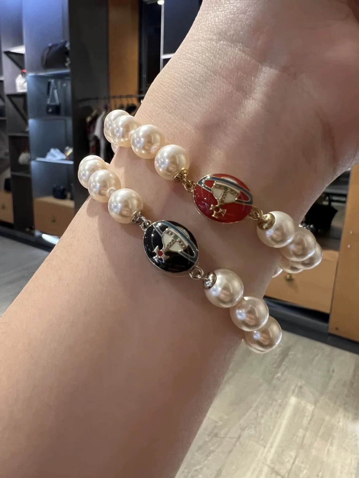 Официальный подлинный браслет из коллекции Vivienne Westqueen Queen Enamel Magnetic Pearl Saturn, люксовый