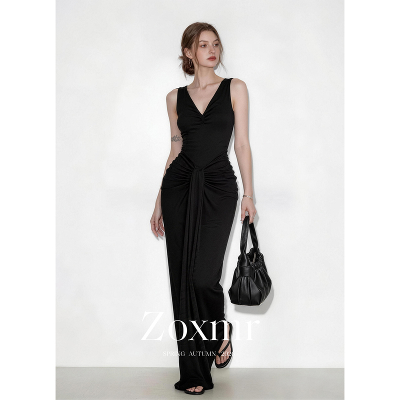 Hepburn-Style Long Dress with a Slim Waist, Elegant Black Draped V-Neck Sleeveless Spaghetti Strap Dress for Women in Summer Hepburn-Style Long Dress with a Slim Waist, Elegant Black Draped V-Neck Sleeveless Spaghetti Strap Dress for Women in Summer