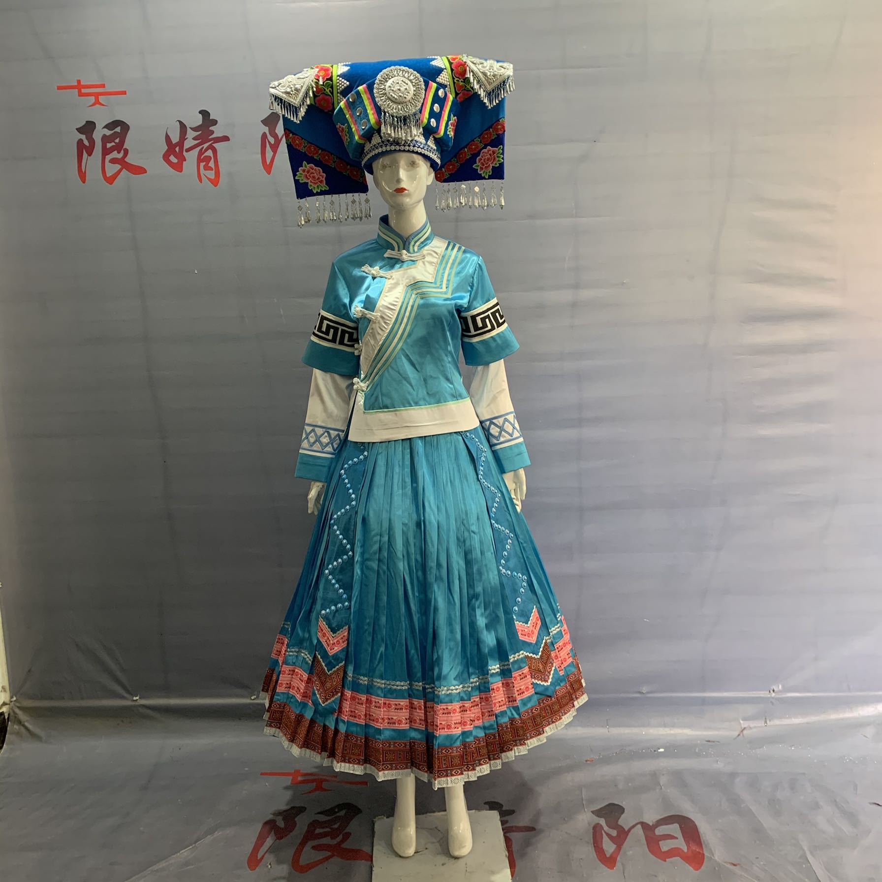 Bouyei suit women's Guizhou cast to serve ethnic costumes and women minorities to wear plexicated dress performance 2021