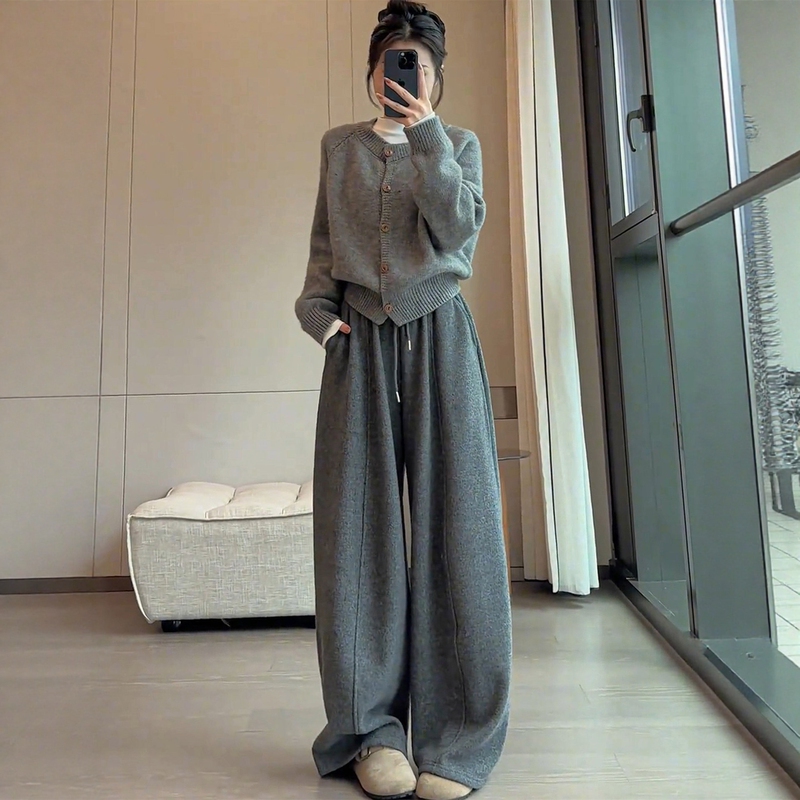 Very Stylish Korean-Style Casual Sportswear Set for Women, Early Autumn, High-End Knitted Cardigan and Wide-Leg Pants Two-Piece Set