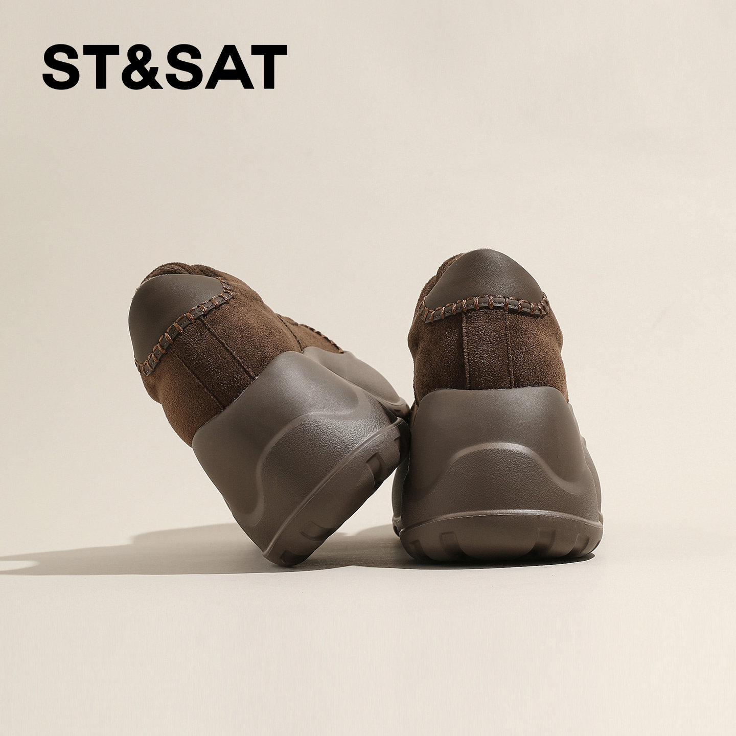 穿白衣服配黑鞋真的时尚吗？聊聊2025年流行趋势下这组CP