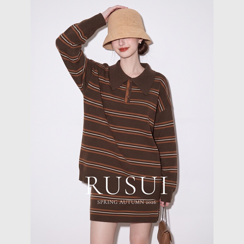 Rusui's Outfit Style for Jiangzhehu Girls: a Soft and Lazy Style with a Coffee-Colored Striped Top and Short Skirt Two-Piece Set Rusui's Outfit Style for Jiangzhehu Girls: a Soft and Lazy Style with a Coffee-Colored Striped Top and Short Skirt Two-Piece Set