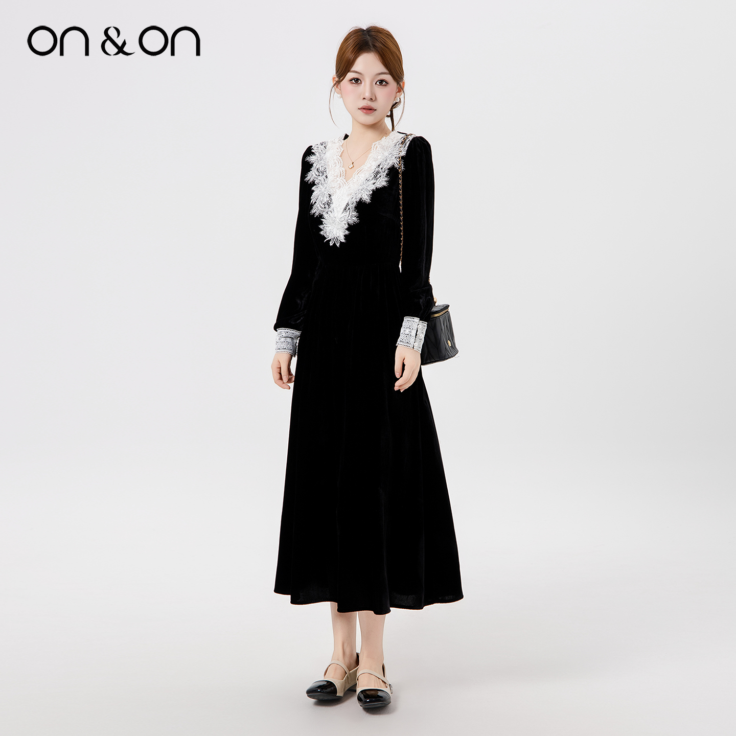 复古V领：黑色碎花连衣裙👗引领2025秋装潮流