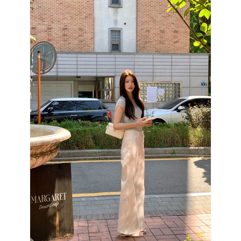 Jejuna, a Girl Group, Has Released Sweat-Absorbent and Breathable 71 Cotton Casual Pants That Modify the Leg Shape and Make You Look Slimmer