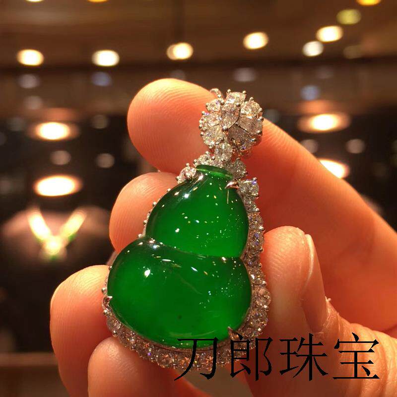 帝王绿翡翠吊坠：高端缅甸老坑冰种满阳绿，奢华女性饰品新宠！-颈饰
