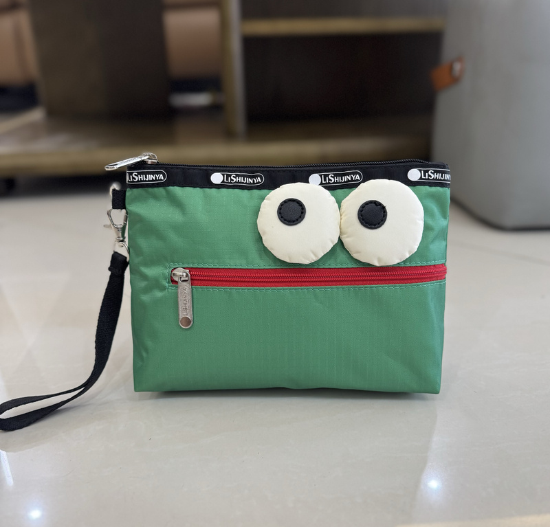 Bubu's Co-Branded New Cosmetic Bag, Wallet, and Handbag 7105 Comes with a Hand Strap. Size: 20/6/15.5cm