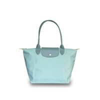 Ручка средней длины, озерно-зеленого цвета.