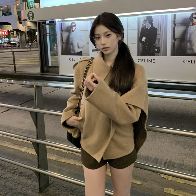 Shawl-Style Double-Sided Wool Coat for Women, Autumn, Coffee Color, Short, Thickened Woolen Jacket with a Sense of Design, Heavy Craftsmanship, Elegant Top with Patchwork Shawl-Style Double-Sided Wool Coat for Women, Autumn, Coffee Color, Short, Thickened Woolen Jacket with a Sense of Design, Heavy Craftsmanship, Elegant Top with Patchwork