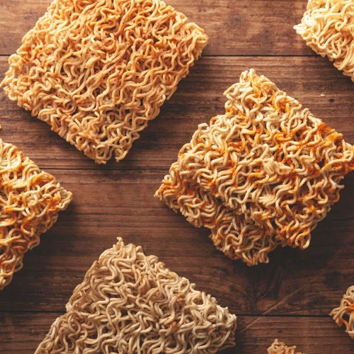 Лапша с хрустящей лапшой, съесть лапшу, заполните всю коробку, небольшие закуски, подарочные пакеты с повседневной едой заряжают голодный ужин с сетью красный