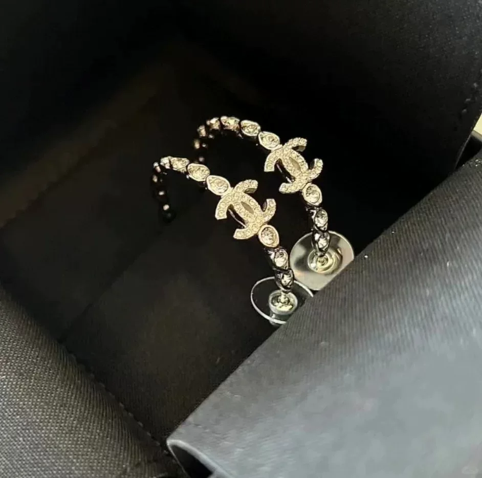 CHANEL/Chanel 2024SS новая мода бусинки ухо кольцо персонализированные буквы атмосферные уши женские
