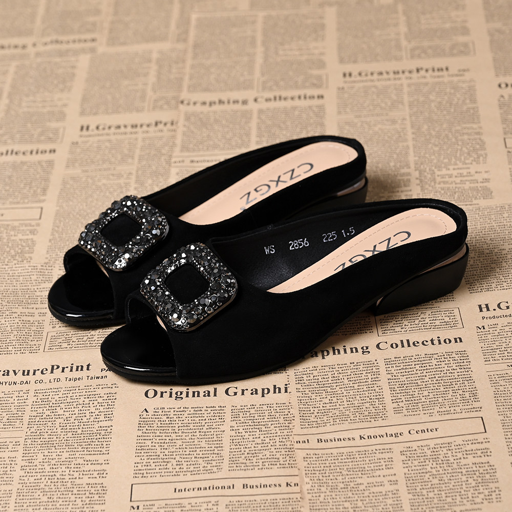 本物のシープスキンを使用した、ラインストーン付きスクエアバックルサンダル。女性向けの新しいサマースタイルで、オープントゥ、チャンキーヒール、汎用性の高い1.5ストラップのスリッパです。