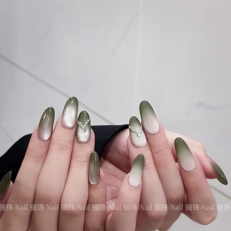 Greenish-White Daily Gradient Cat-Eye Manicure, Elegant Short Style, High-End Simple Handmade Press-On Nails