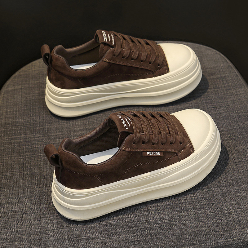 Женская модель маленьких утягивающих кроссовок из воловьей кожи на толстой подошве; новинка 2026 года; модный стиль; универсальная кожаная спортивная обувь с широкими штанинами.