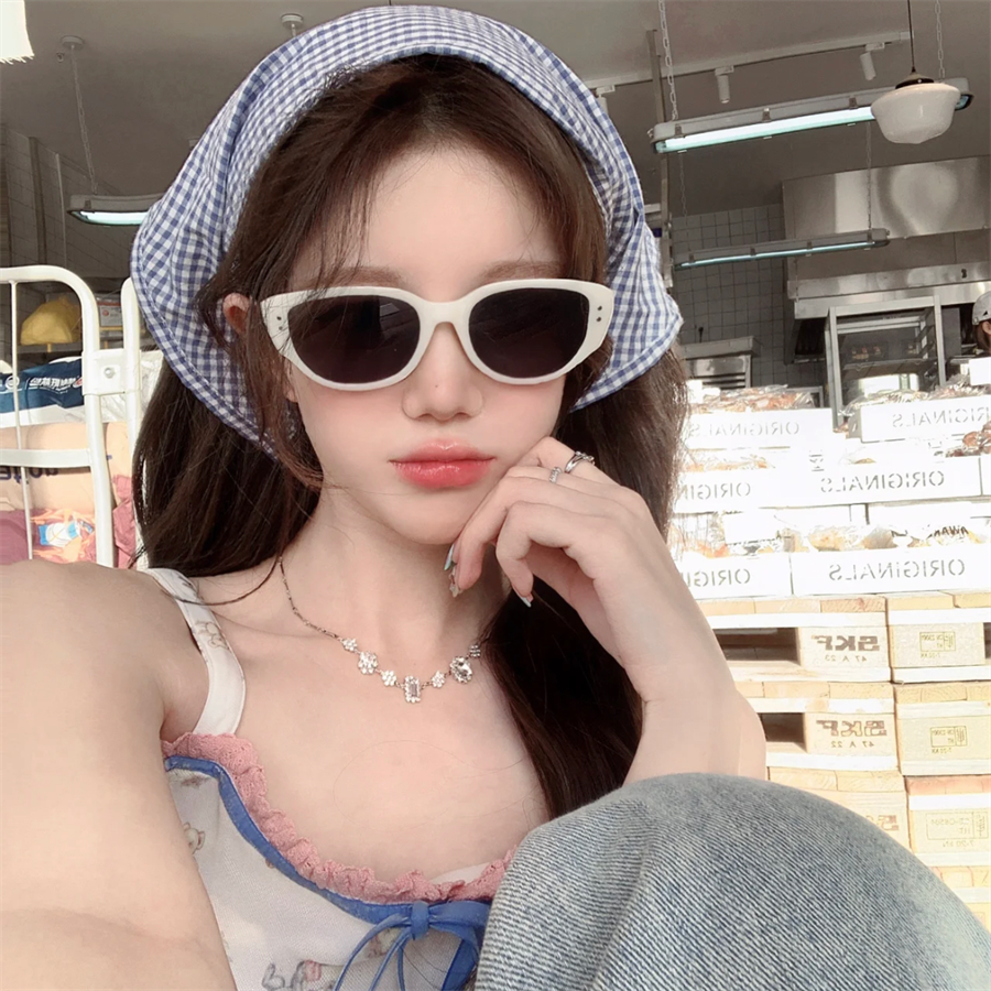 インスタグラムや小紅書で人気の、女性向けのトレンディな白いキャットアイサングラス。洗練されたレトロな雰囲気を醸し出し、紫外線対策も万全です。