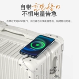 Вместительный и большой чемодан, коробка