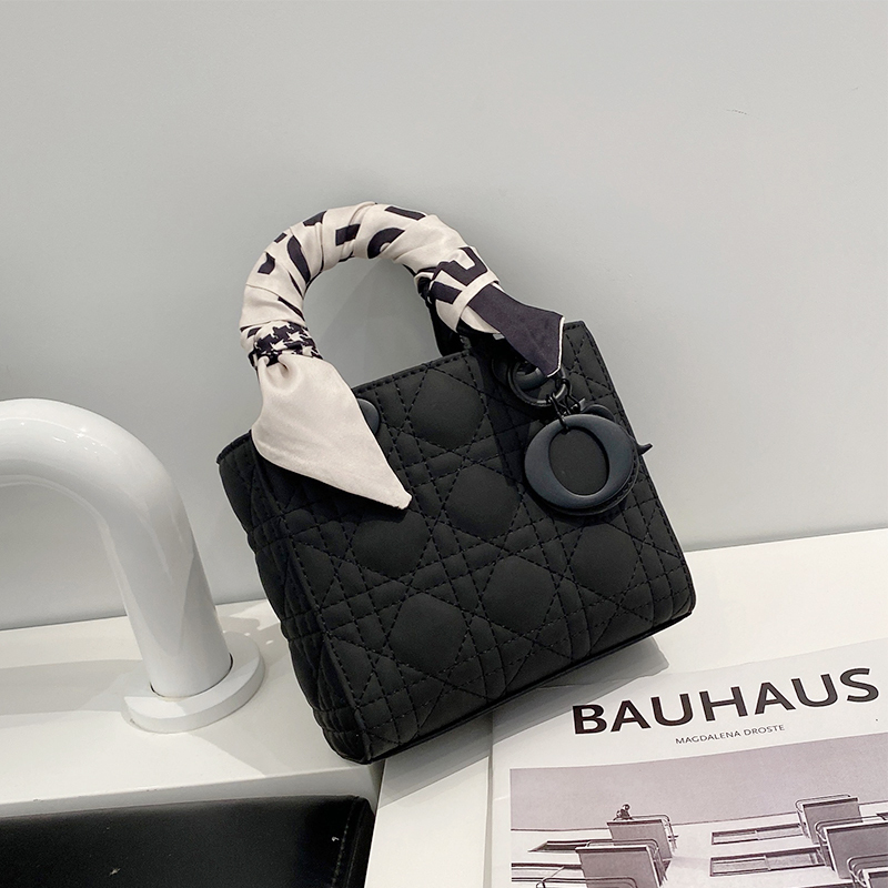 2026 New Model Famous Brand Internet Celebrity Matte Princess Diana Bag High-End Handbag Luxury Genuine Leather Shoulder Crossbody Women's Bag 2026 New Model Famous Brand Internet Celebrity Matte Princess Diana Bag High-End Handbag Luxury Genuine Leather Shoulder Crossbody Women's Bag