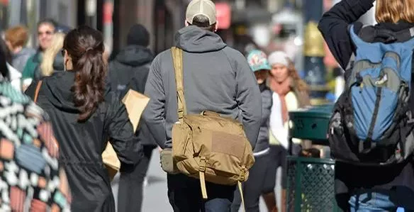 Bolsa táctica bandolera en uso