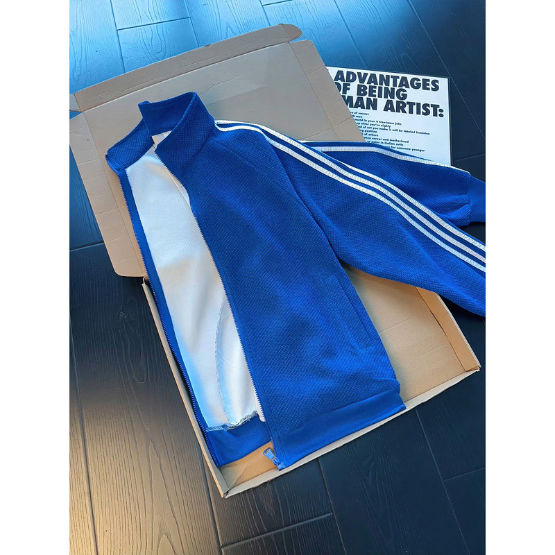 Klein Blue Textured Sports Jacket for Men, Autumn American-Style Three-Stripe Student Sweatshirt, Zip-Up Stand Collar Jacket Klein Blue Textured Sports Jacket for Men, Autumn American-Style Three-Stripe Student Sweatshirt, Zip-Up Stand Collar Jacket