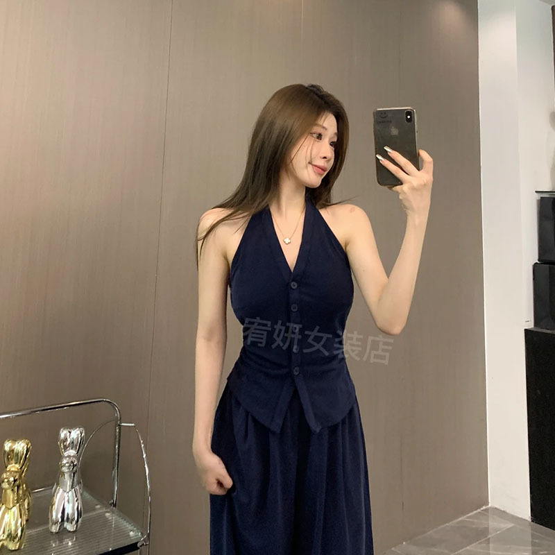 2024 Summer New Black and White Two-Tone V-Neck Halter Vest with Elegant Design, High-Waisted Sleeveless Casual Suit