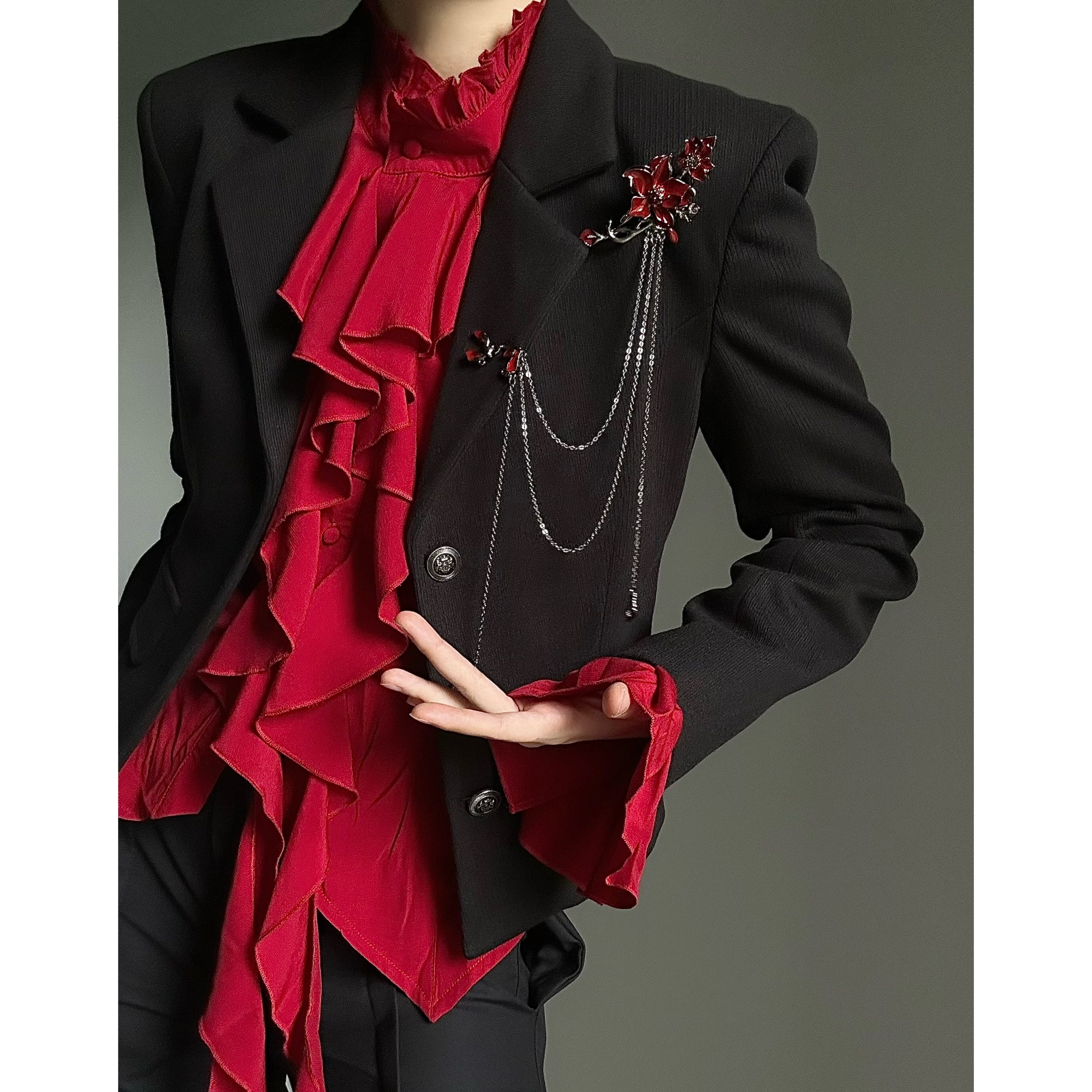 ASAE Dark-themed Red Burning Flower Corsage with a High-End Vintage Chain Brooch