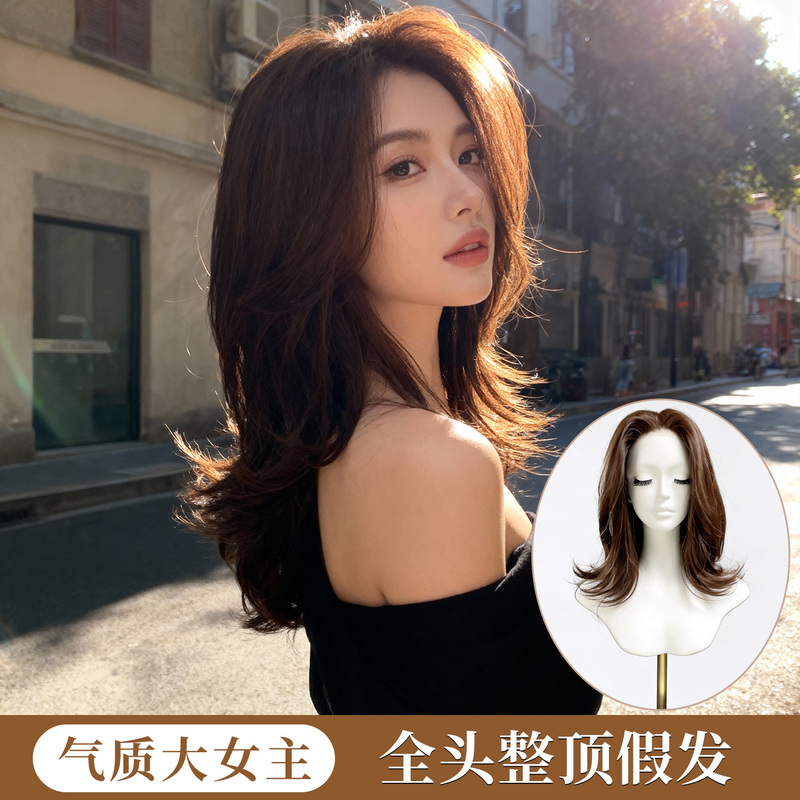 Elegant Heroine Style, Collarbone-Length Chestnut Brown Hair with Flipped-Out Curls at the Ends, Enhances Complexion and Modifies Face Shape, Full Wig Elegant Heroine Style, Collarbone-Length Chestnut Brown Hair with Flipped-Out Curls at the Ends, Enhances Complexion and Modifies Face Shape, Full Wig