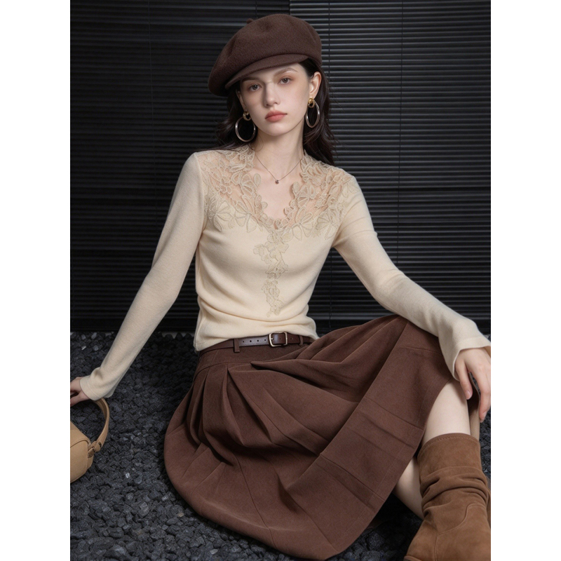 Huaappuw French V-Neck Lace Patchwork T-Shirt 2026 Autumn and Winter New Slim Fit Bell Sleeve Base Top