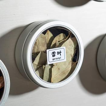 Magnetic refrigerator stickers occupy spices and seasoning jar space wall-mounted transparent storage box without seasoning box magnet household kitchen