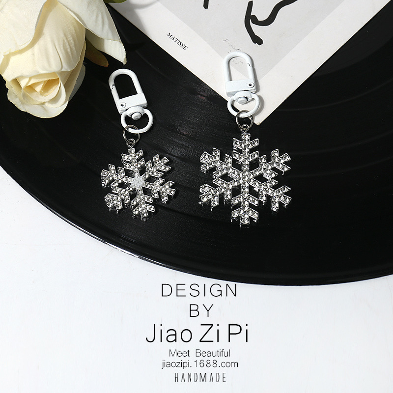 Simple Rhinestone Snowflake Keychain, Cute Bag Accessory, Compact Hanging Ornament, Creative and Versatile Daily Accessory