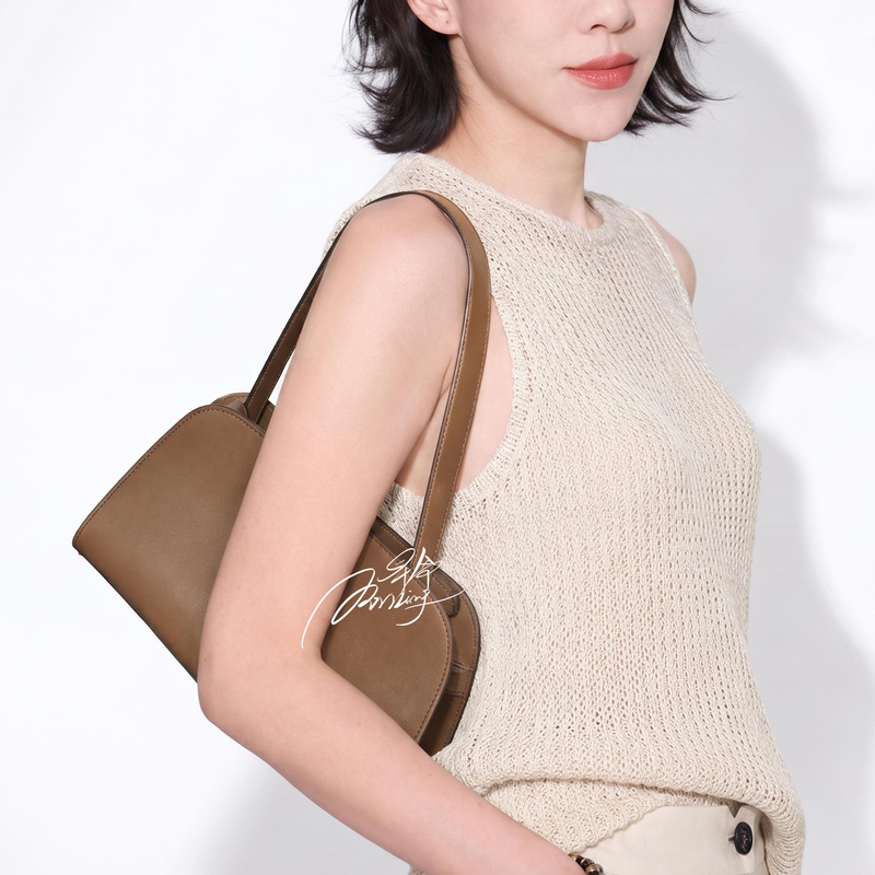 Zaoye Said the Bag Was so Beautiful That It Made Him Cry, and the Moss Green Color Was a Rare Saddle Leather Color. Peggy's Simple Style Magnetic Buckle Shoulder Bag