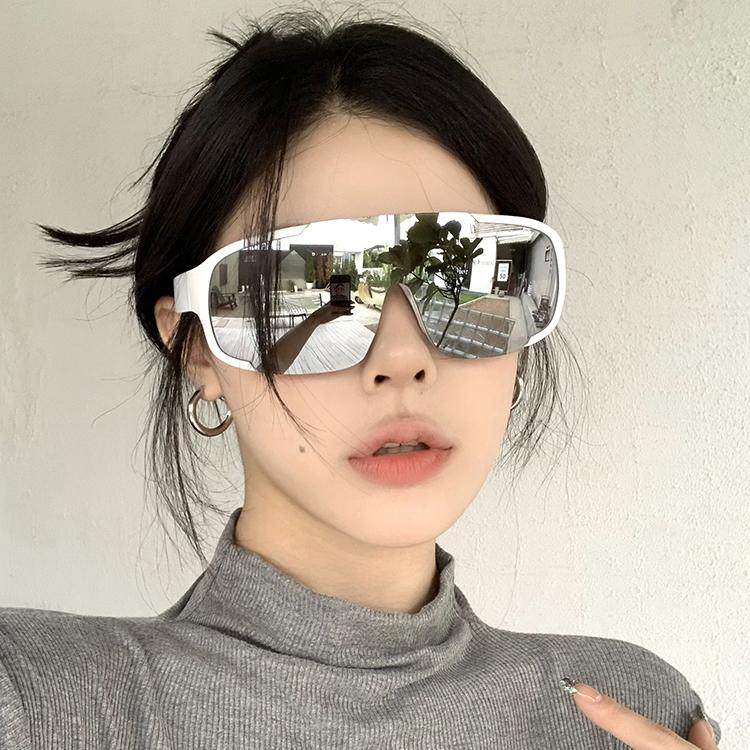 ドイツ製アウトドアスキーゴーグル、水銀シルバー、UVカット、防風、登山用サングラス（女性用）。