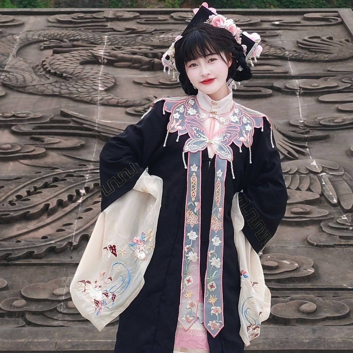 ピンクの蝶の明朝風漢服雲肩章、リボン付き、豪華な刺繍、多用途刺繍雲肩章、学術的な雲肩章