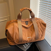 Коричневый чемодан на колесиках