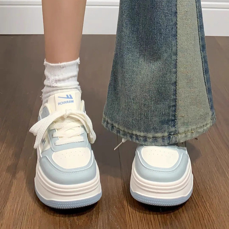 Женская обувь с откидной спинкой, осенне-зимняя белая обувь, новинка 2025 года, женские кроссовки на толстой подошве небольшого размера, универсальные кроссовки с нишевым дизайном.